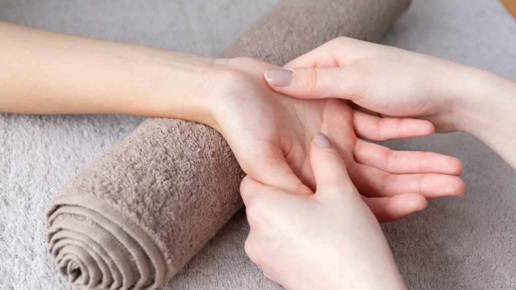 hand massage picture id977397956